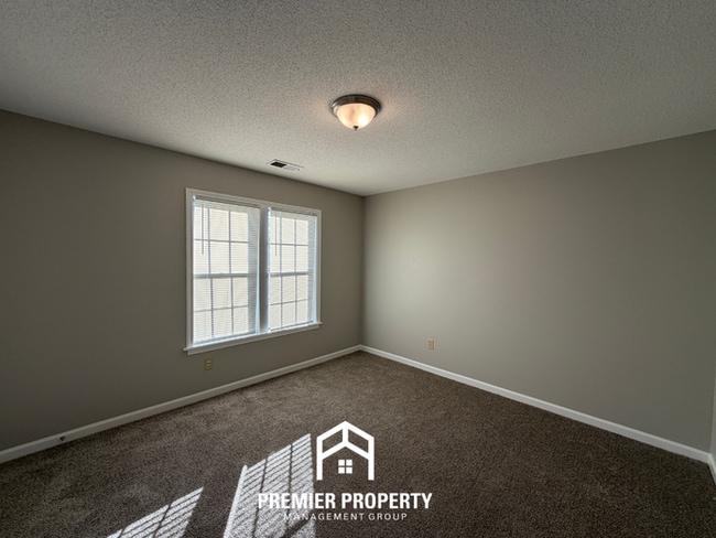 Building Photo - Newly Renovated 3BR Memphis Home with Vaulted Ceilings, Fireplace & Fenced Yard