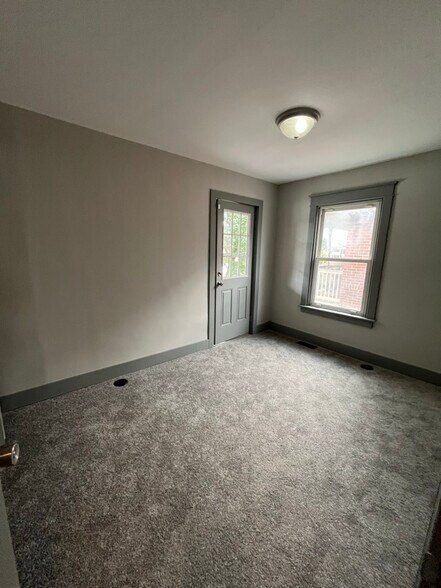 Building Photo - 284 W Maple St