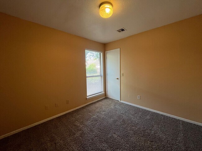 Building Photo - Broken Arrow duplex: 3 bedroom Duplex!