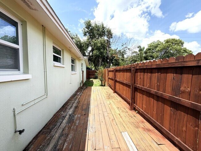 Building Photo - Location!  Charming 2/1 near Downtown Dunedin