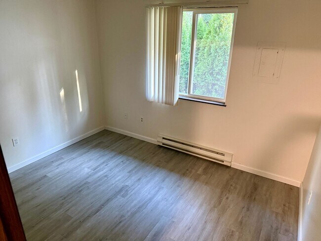 Building Photo - Single level top floor 2 bed Flat w/nice sized deck