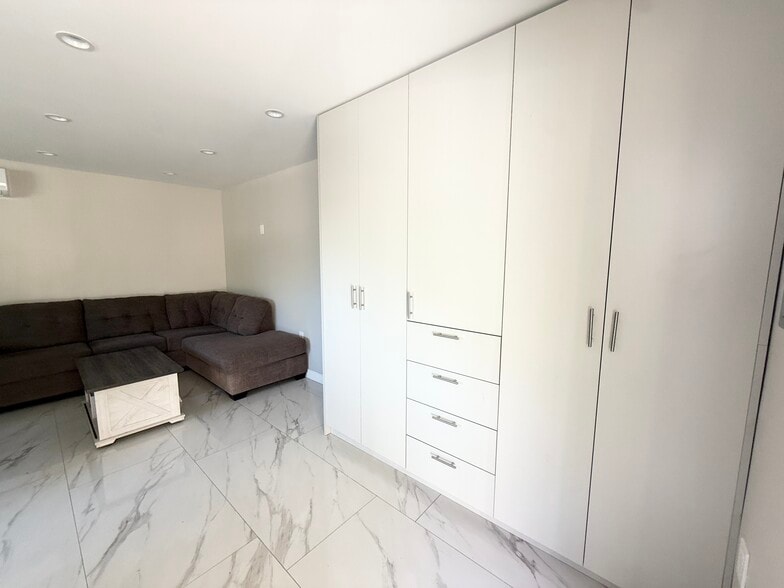 Building Photo - 8431 Oso Ave