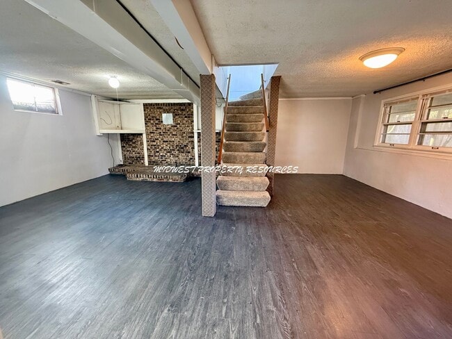 Building Photo - 4 Bedroom Home Near Downtown Lee’s Summit