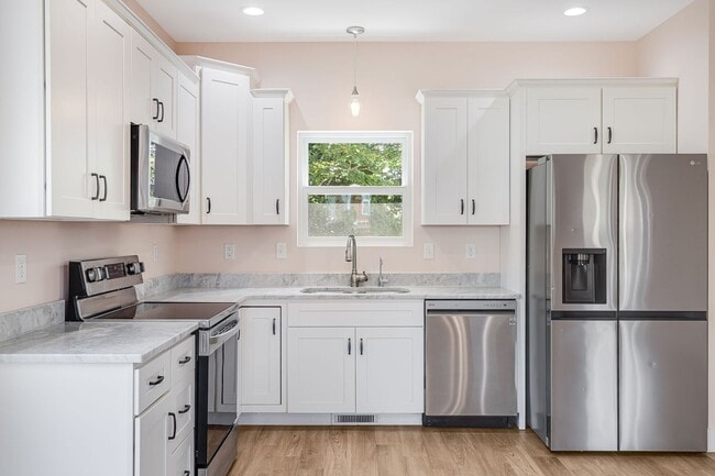 Building Photo - Elevated Eco-Friendly 2-Bedroom Home in Sw...