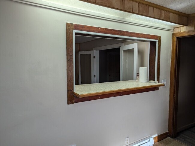 Building Photo - First Floor 3 Bed 2 Bath Apartment