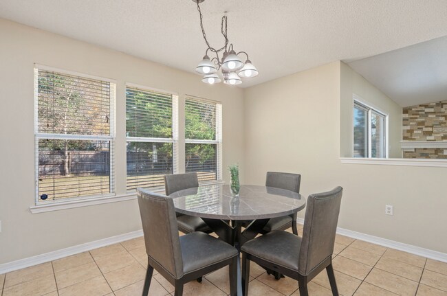 Building Photo - 4 bedroom 2 bathroom