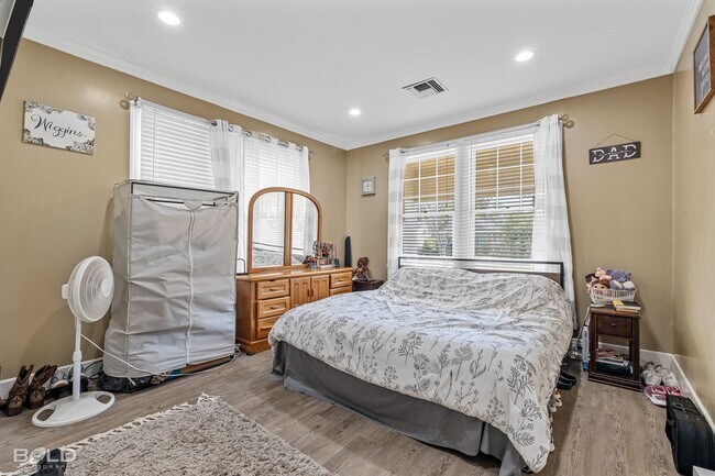 Building Photo - 130 Dalzell St