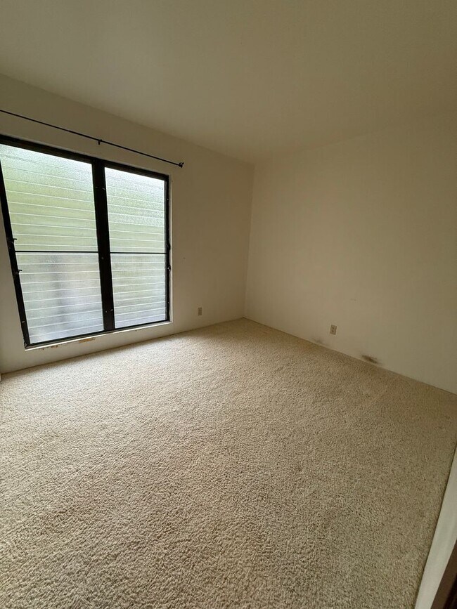 Building Photo - For Rent | 2 Bedroom, 2 bathroom Condo in Kona Eastwind with 1 assigned parking stall