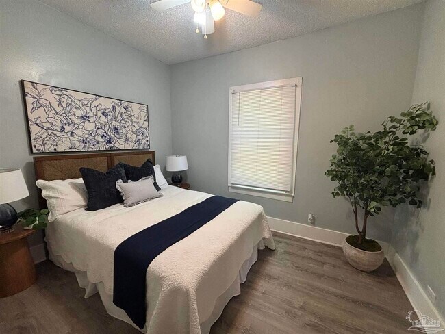 Building Photo - 1118 W Belmont St