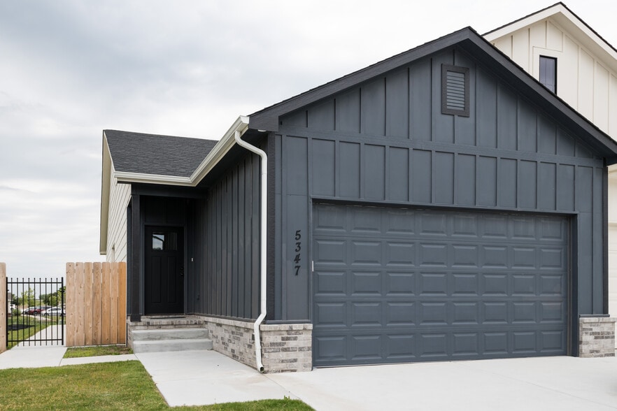 Exterior - Front - 5347 Pinecrest Ct N