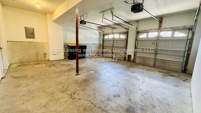 Building Photo - Creekwood Park Townhomes — Reduced rent + claim your choice of a brand-new 55" TV or a $250 Amazo...