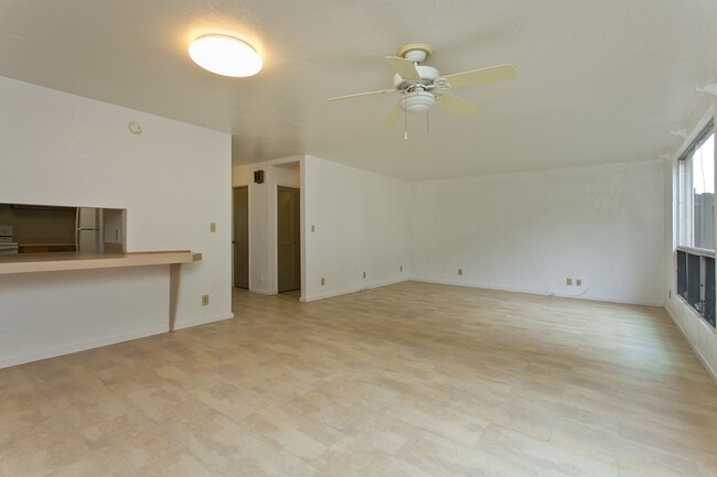 Building Photo - Kaneohe - Waikalua - 3 bedrooms, 2 1/2 bat...