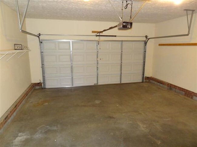 Building Photo - 3 BR, 2 BH, Double Garage Home in a Well E...