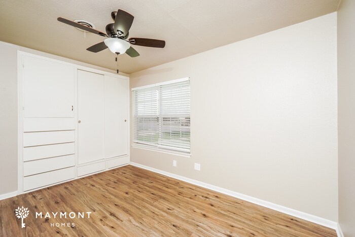 Building Photo - 906 Olney Dr