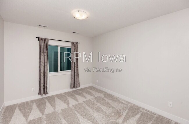 Building Photo - 5901 NE Sherman Dr