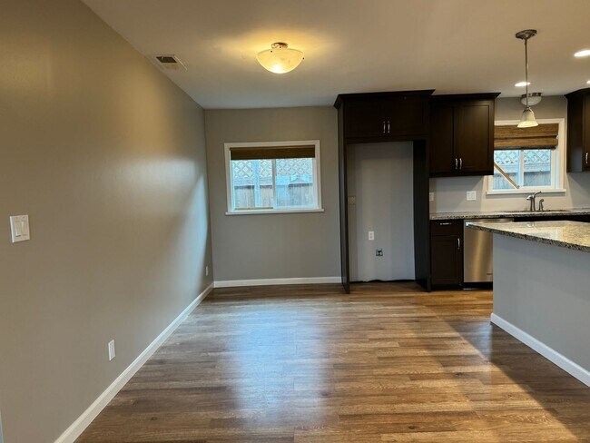 Building Photo - Avail 11/7. Nicely Updated Home in Downtow...
