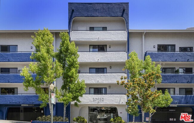 Building Photo - 10982 Roebling Ave