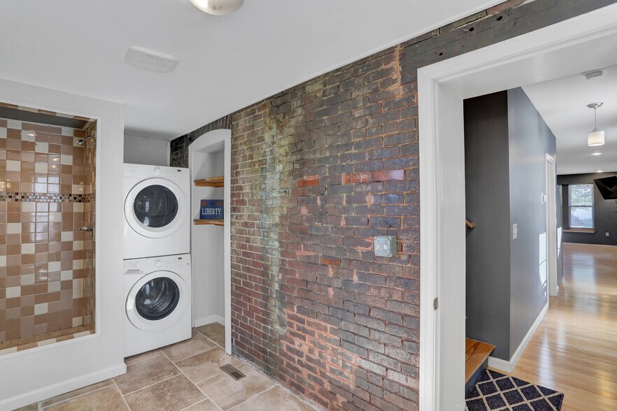 Building Photo - 605 Grace St