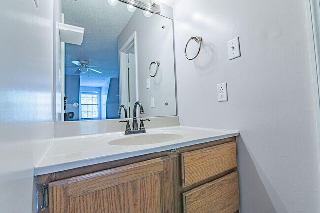 Building Photo - Knoxville 37938 - 2 bedroom, 2 bath home - Contact Jean Chung (865) 386-1022