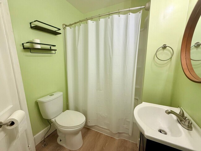 Building Photo - Charming Cape Cod Single Family with inground pool in Norfolk