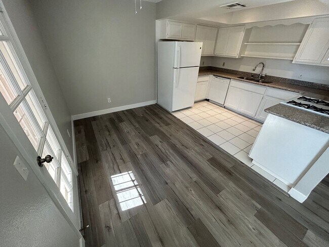 Building Photo - BEAUTIFUL 2 BED 2 BATH SECOND FLOOR CENTRAL LAS VEGAS CONDO