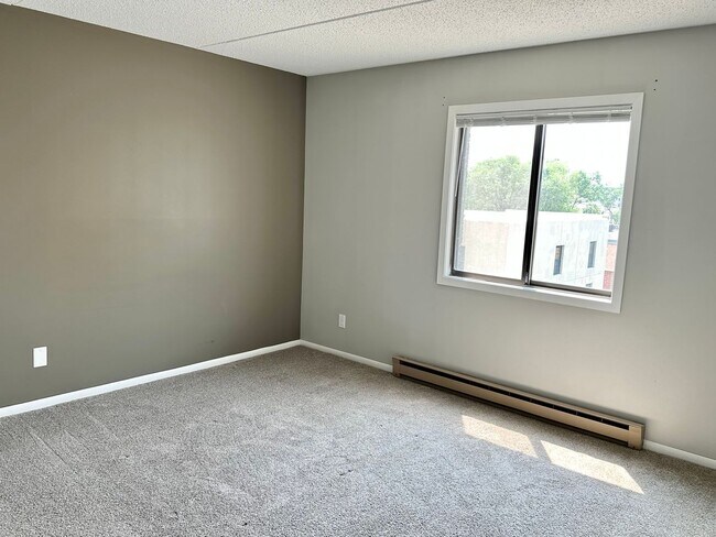 Building Photo - 2 Bedroom Downtown Condo - Available May 1st