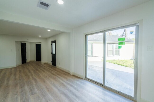 Building Photo - 1402 Bayou Shore Dr