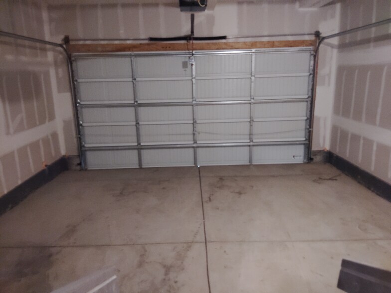 Building Photo - 700 Finch Dr