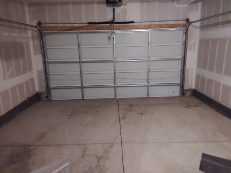 Building Photo - 704 Finch Dr