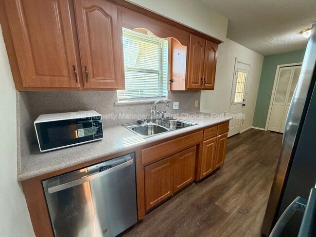 Building Photo - 904 Hillside Dr