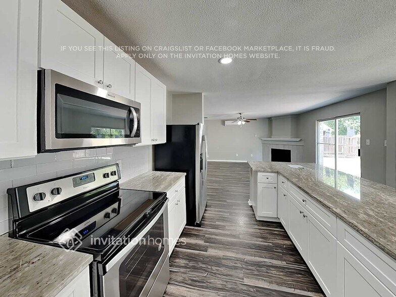 Building Photo - 12002 Peachtree Ln