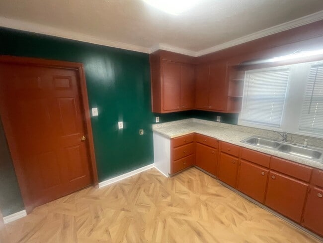 Building Photo - 852 Reaves St