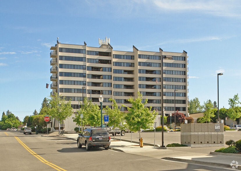 Building Photo - Lake Tower
