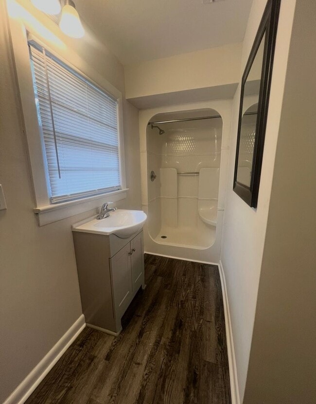 Building Photo - 4 bedroom 2 Bath - Available Now on Main Ave SW