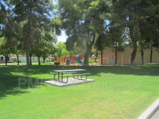 Building Photo - 5135 E Evergreen St