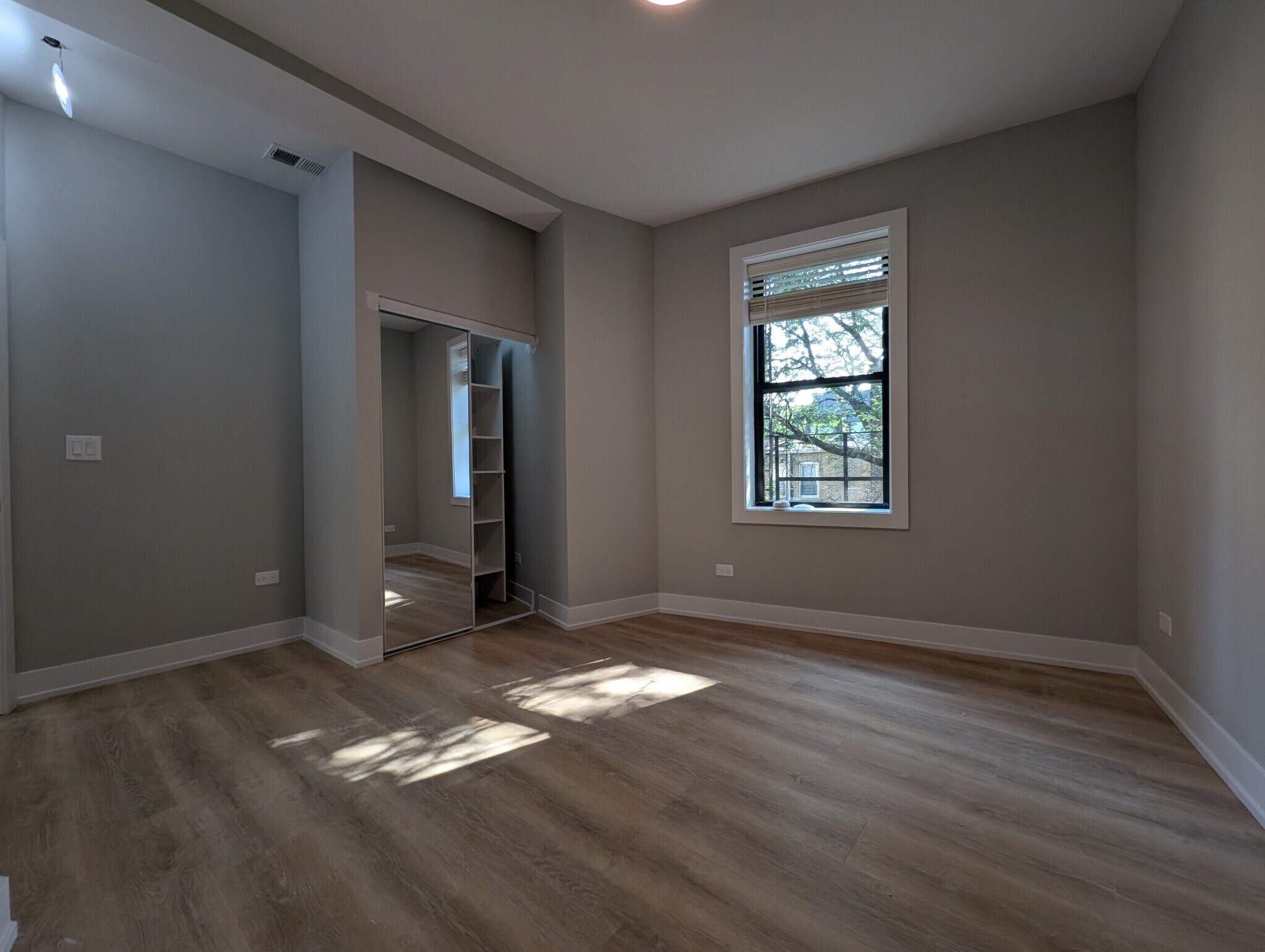 Building Photo - 437 W Belden