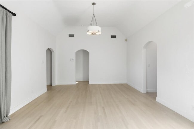 Building Photo - 2156 Linnington Ave