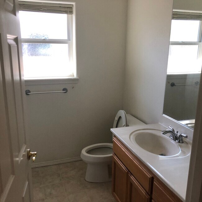 Guest Bath - 718 S Royal Ave