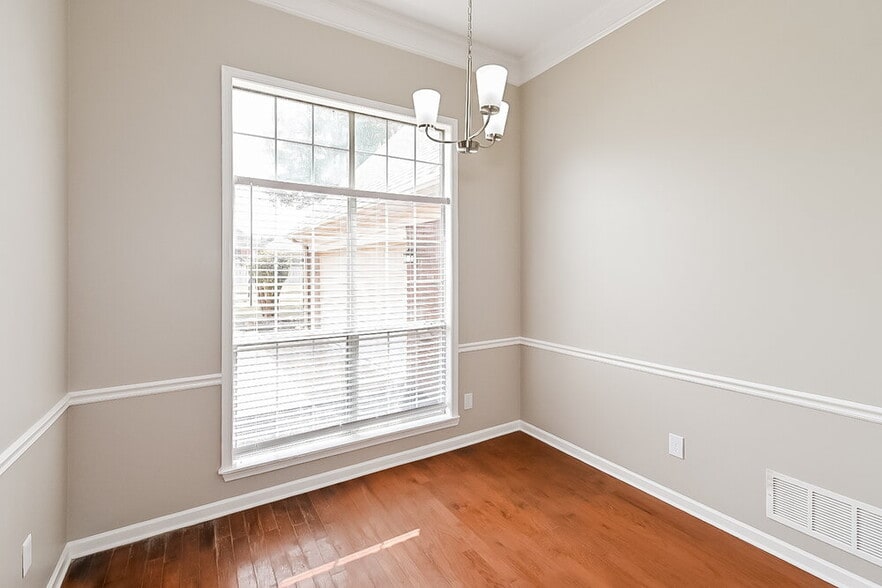 Building Photo - 216 Fawn Dr N