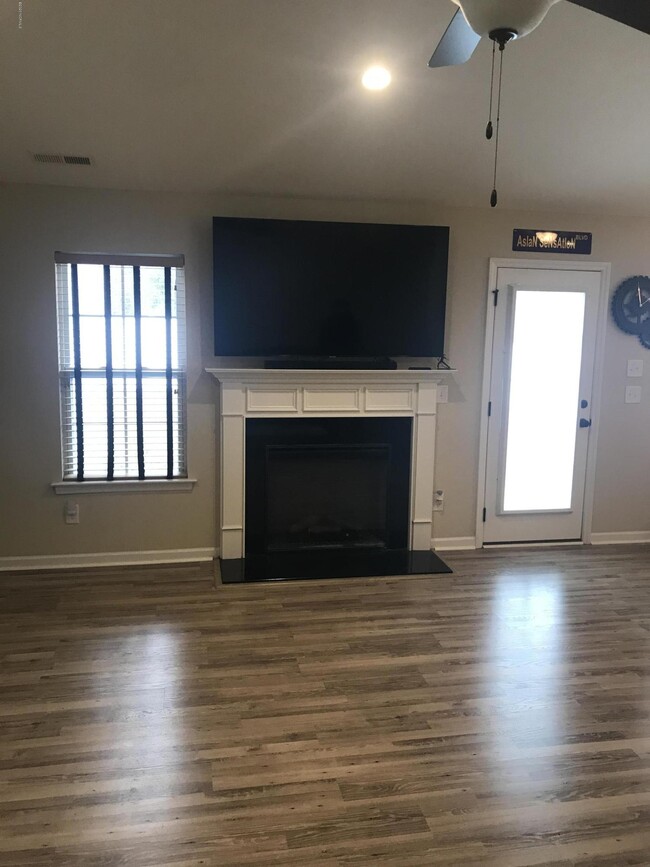 Building Photo - 532 Arbor Dr