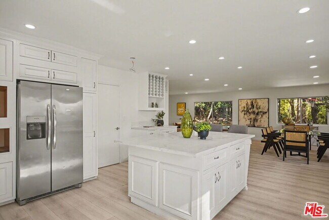 Building Photo - 2612 S Beverly Dr