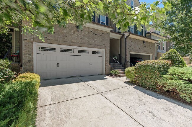 Building Photo - Convenient Carrboro Living in a Spacious 4 Bedroom Home