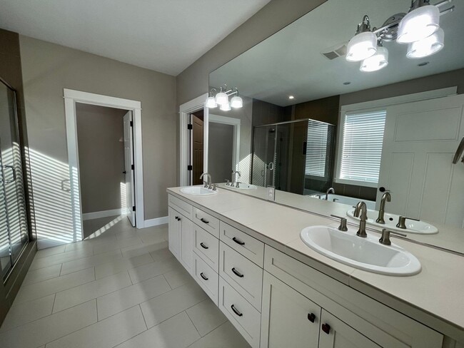 Building Photo - Beautiful Single Story Home!! 3 bed/2 bath with Open Floor Plan and Large Yard!!