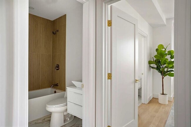 Building Photo - 98 Bennington St