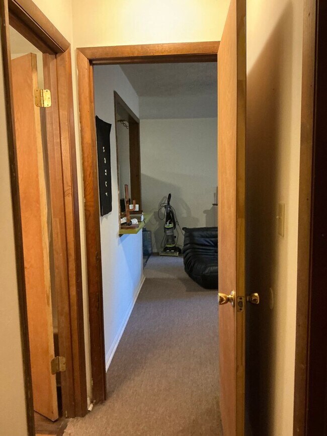 Building Photo - 2 bedroom 1 bath duplex is located off Whi...