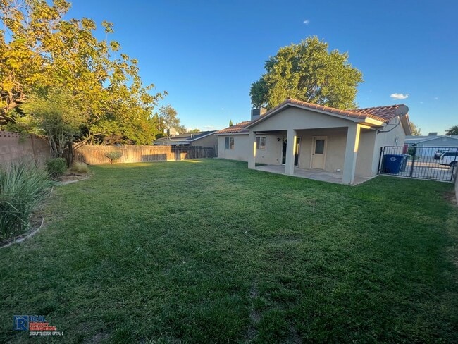 Building Photo - Single Family Home near Pine View