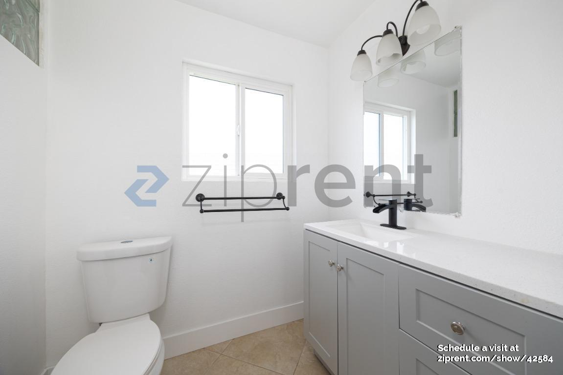 Building Photo - 13894 Paseo Zaldivar