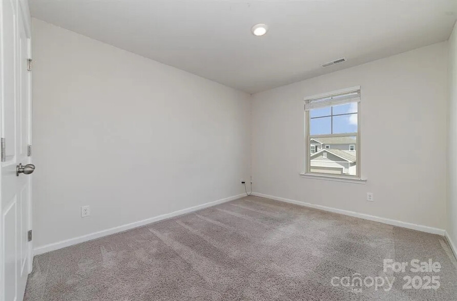 Building Photo - Room in House on Eastcott Ave