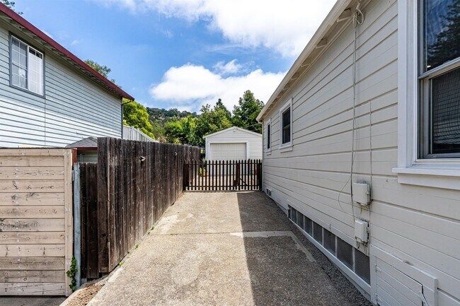 Building Photo - Alta Heights Beautifully Renovated Cottage