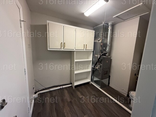 Building Photo - $1145 - 4 bedroom / 1 bathroom - Single Fa...